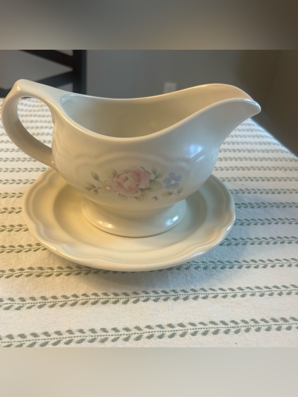 Pfaltzgraff Tea Rose Gravy Boat with Underplate